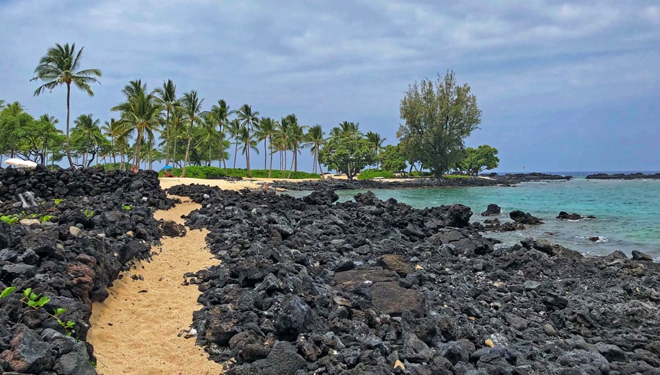 Walking trail between Kukio Beach and Kikaua Point Beach Park 